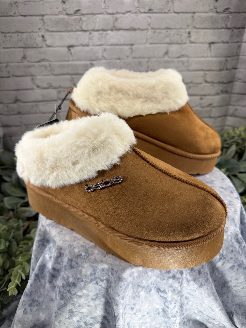 BEBE - Cognac Faux Microsuede Fleece Collared Platform Slippers WMS 7.5 🤎 NWT